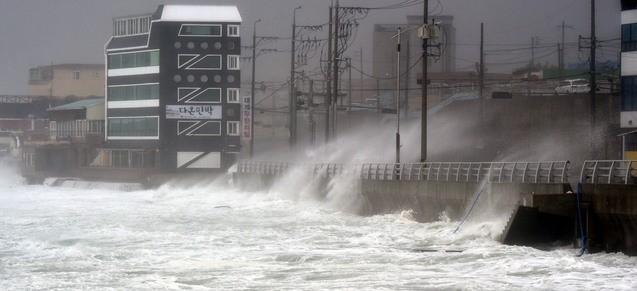 제10호 태풍 '하이선'(HAISHEN)이 북상 중인 7일 오전 경북 포항시 남구 구룡포읍 해안마을에 거친 파도가 밀려오고 있다.
