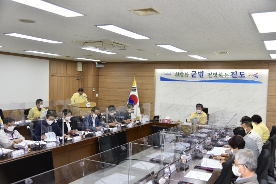 진도군청 2층 회의실에서 열린 회의에는 이동진 진도군수, 박금례 진도군의회 의장, 정성록 진도경찰서장, 이극종 진도교육장, 진도 119 안전센터장, 박성수 진도군새마을회장 등 20여명의 기관·사회단체장이 참석했다/사진=진도군