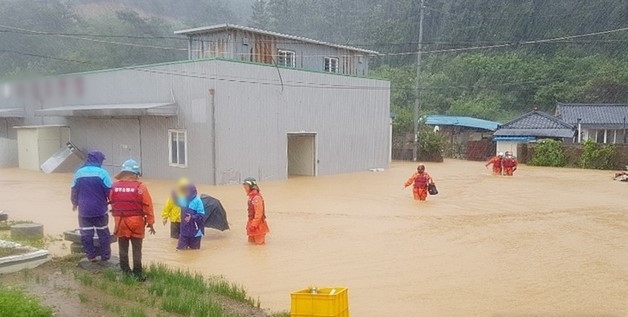 7일 오전 경북 경주시 현곡면 나원리에서 폭우로 불어난 물로 주민들이 고립돼 소방대원들에 의해 구조되고 있다. (사진=경북소방본부 제공)