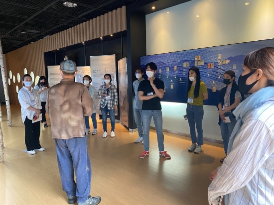 넥스트로컬 참여 청년창업자들이 강진군의 시문학파기념관을 방문해 강진의 문화와 역사, 인물에 대한 설명을 듣고 있다/사진=강진군