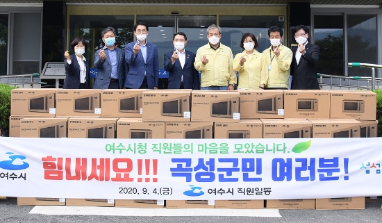 지난 4일 권오봉 여수시장이 시 공무원들이 정성껏 모금한 2,000여만 원의 성금으로 마련한 가전제품을 구례군과 곡성군에 직접 전달하며 피해지역 주민들에게 위로와 격려의 마음을 전했다./사진=여수시