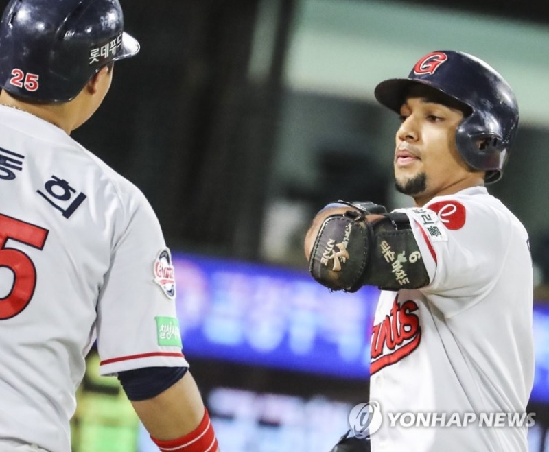 롯데 마차도가 좌월 투런포를 날리고 홈에서 축하를 받고 있다.