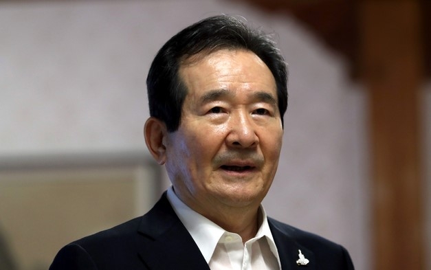 정세균 국무총리가 지난 3일 서울 종로구 삼청동 총리서울공관에서 '기후변화, 어떻게 적응해야 하나?' 주제로 열린 목요대화에 앞서 참석자들과 대화하고 있다.