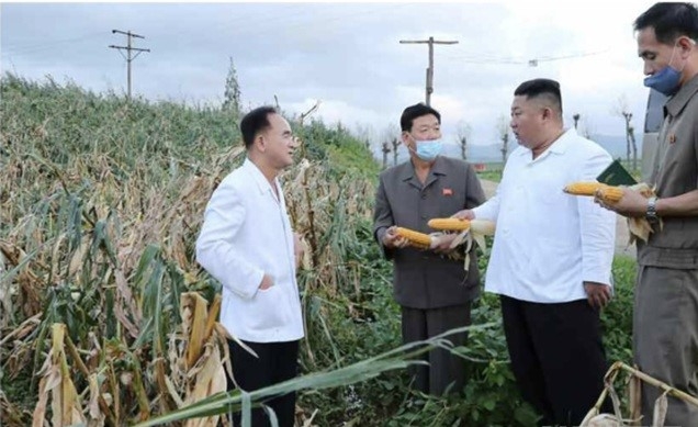 사진은 김정은 북한 국무위원장이 지난달말 황해남도의 태풍피해지역을 돌아보며 상황을 파악하고 있는 모습. 2020.09.08. (사진=노동신문 캡쳐)