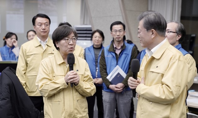 문재인 대통령이 지난 3월 11일 충북 청주시 질병관리본부 긴급상황실을 방문해 신종 코로나바이러스감염증(코로나19) 대응에 분투 중인 정은경 본부장을 비롯한 직원들을 격려하고 있다. (사진=청와대 제공)