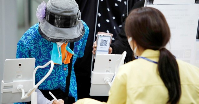 7일 광주 북구 운암3동 행정복지센터에서 북구청 주민자치과 직원들과 복지센터 직원들 전자출입명부(QR코드)를 시연하고 있다. 북구는 오는 9일부터 코로나19 확산 방지와 개인정보 보안 강화를 위해 28개 동 복지센터에서 전자출입명부 체계를 도입, 본격 시행한다. (사진 = 광주 북구 제공)