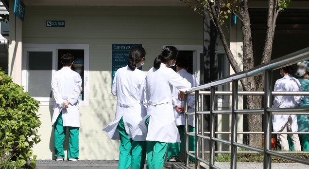 의대정원 확대 등에 반대하며 집단휴진을 이어온 전공의들이 일부 복귀한 8일 오전 서울 송파구 서울아산병원에서 전공의들이 코로나19 검사를 받고 있다.