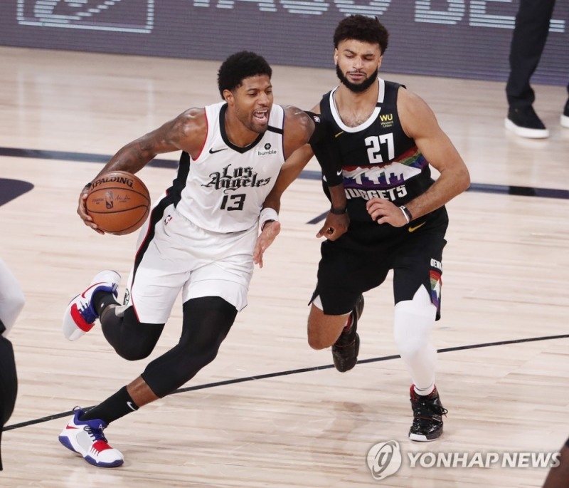 클리퍼스 폴 조지(왼쪽)가 덴버 자말 머리의 수비를 피해 드리블 하는 모습.