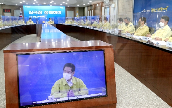 김영록 전남도지사가 8일 오전 도청 서재필실에서 실국장 정책회의를 주재하고 있다./사진=전라남도