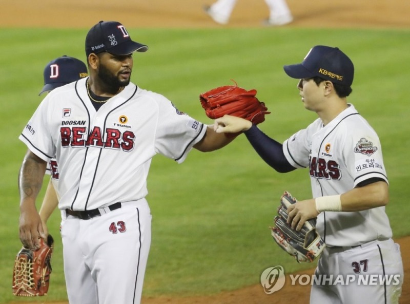 5회초 위기 넘긴 알칸타라-박건우