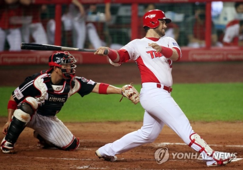 역전 2루타를 날리는 KIA의 터커