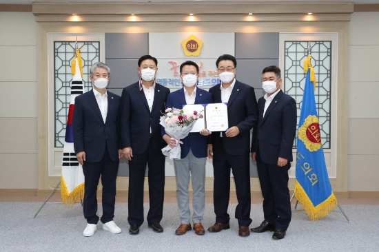 전남도의회는 8일 최선국 도의원(중앙)을 첫 대변인으로 선임했다.