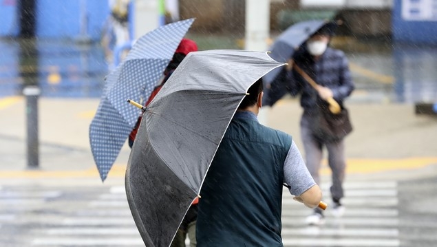 제9호 태풍 '마이삭'(MAYSAK)의 영향으로 강풍과 비가 내리고 있는 지난 3일 서울 성북구에서 시민들이 비바람을 피하며 발걸음을 재촉하고 있다.