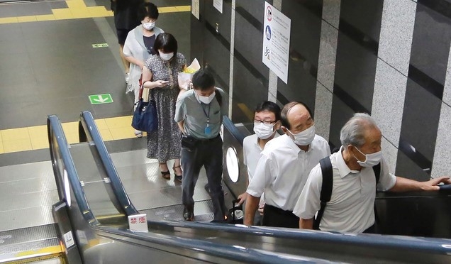 지난 8월26일 일본 도쿄의 한지하철 역에서 신종 코로나바이러스 감염증(코로나19) 감염 예방을 위해 마스크를 쓴 시민들이 에스컬레이터를 타고 있다.