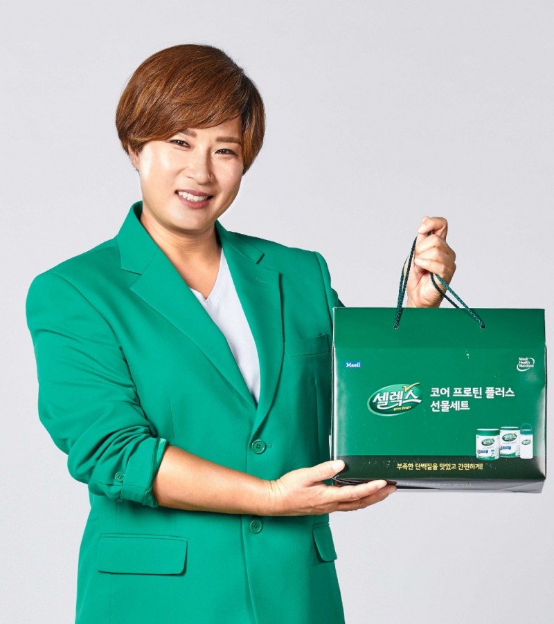 효녀로 널리 알려진 골프 영웅 박세리는 “30대 이후 근육이 감소하기 때문에 일상에서 식사만으로는 부족한 단백질과 영양을 보충할 수 있도록 코어 프로틴 플러스를 챙겨 먹고 있으며, 특히 부모님께 평소 꾸준히 챙겨드리고 있다”고 말했다.