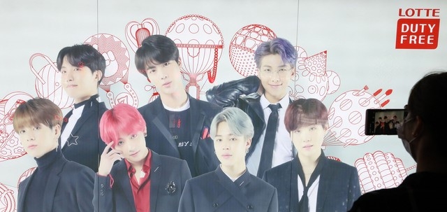 룹 BTS(방탄소년단)의 첫 영어 싱글 '다이너마이트'가 빌보드 싱글차트 1위를 차지한 가운데 1일 오후 서울 중구 롯데면세점에 BTS 광고가 보이고 있다. K팝의 역사를 새로 쓴 BTS는 한국 가수 사상 최초로 미국 빌보드 메인 싱글 차트 '핫 100' 정상에 올랐다.