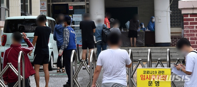 부산 사하구 해동고등학교 교직원 1명과 1학년 학생 1명이 잇달아 신종 코로나바이러스 감염증(코로나19) 확진 판정을 받은 가운데 6일 오전 해동고 학생들이 사하구 보건소 선별진료소를 찾아 코로나19 진단검사를 받기 위해 차례를 기다리고 있다.