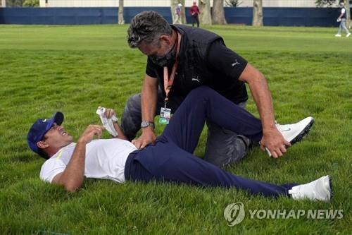 8월 PGA챔피언십 도중 무릎 치료를 받는 켑카.