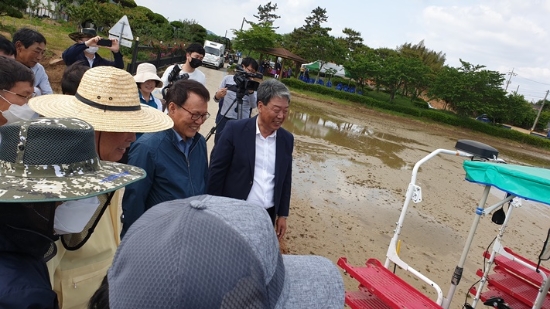 일로농협은 인력난이 갈수록 어려워지는 농촌지역 역점사업으로 도입 운영하는 농업대행사업이 주민들의 큰 호응을 얻고있다/사진=무안군