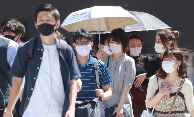 9일 일본 도쿄 시부야의 한 횡단보도에서 시민들이 신종 코로나바이러스 감염증(코로나19) 예방을 위해 마스크를 착용한 채 걷고 있다.