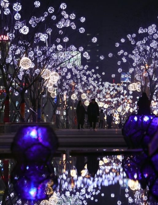 빛의 거리가 된 전북 전주시 전주역 앞 첫마중길