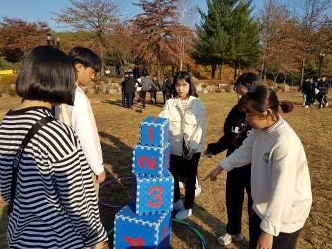 캠프에 참가한 청소년들이 같이의 가치 프로그램 중 하노의 탑 체험활동을 하고 있다