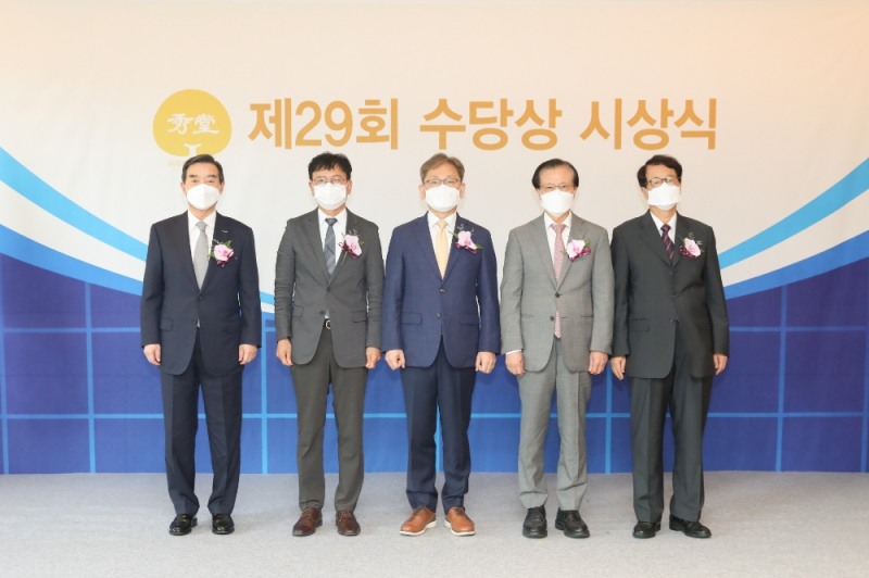 수당재단은 9일 서울 웨스틴 조선호텔에서 제29회 수당상 시상식을 개최했다. 사진은 왼쪽부터 김윤 삼양홀딩스 회장, 김동호 연세대학교 화학과 교수, 최해천 서울대학교 기계공학부 교수, 이한구 경희대학교 미래문명원 석좌교수, 진정일 수당상 운영위원장