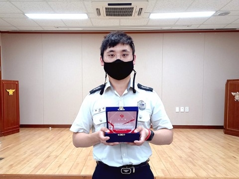 사진: 감사패를 전달받은 영천소방서 조나단 소방교