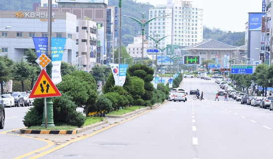 여수시가 코로나19 청정지역을 사수하기 위해 지난 9일 시가지 주요 도로변과 관광지 인근에 홍보용 가로기를 설치해 코로나19 방역 수칙 준수에 대한 대대적인 홍보로 지역 내 감염 확산을 선제적으로 차단하고 나섰다./사진=여수시