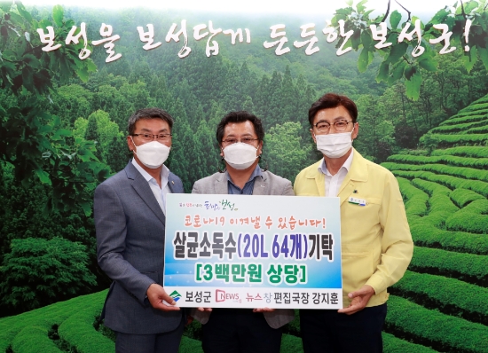 오른쪽부터 김철우 보성군수, 뉴스창 강지훈발행인, 김재철 보성군의회의장/사진=보성군