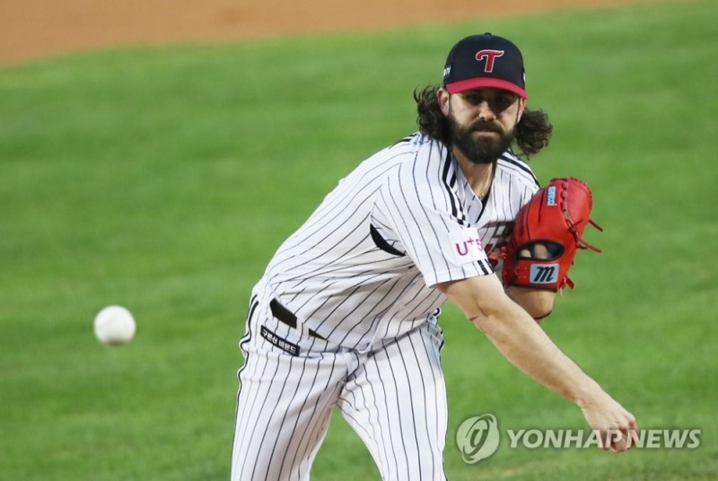 LG 켈리가 역투하고 있다.