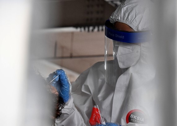 10일 오전 광주 북구보건소 코로나19 선별진료소에서 의료진이 진단 검사 대상자의 검체를 채취하고 있다.