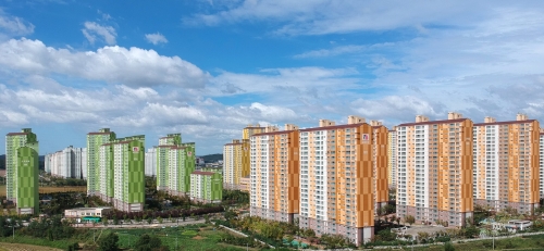 〈화성향남 사랑으로 부영 10(오른쪽), 11단지 전경 / 사진 제공 = 부영주택〉