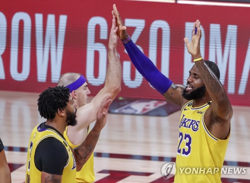 경기 끝나고 기뻐하는 르브론 제임스(오른쪽) 등 레이커스 선수들