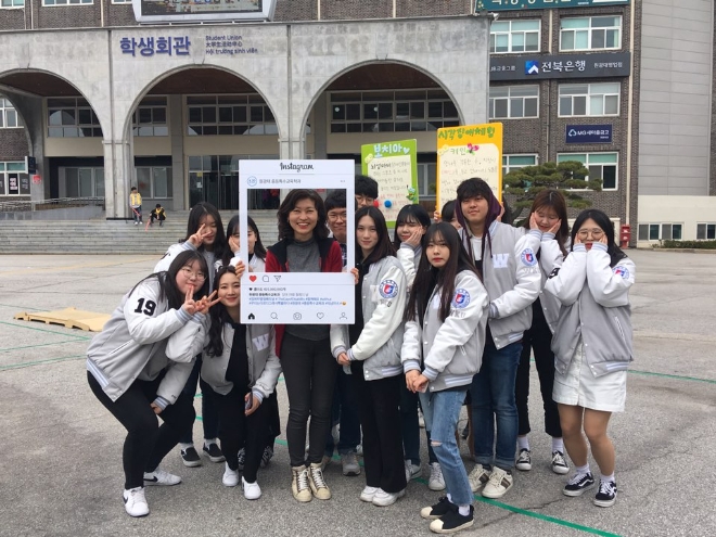 제자들과 함께 촬영한 강교수 모습(앞줄 왼쪽에서 세번째)