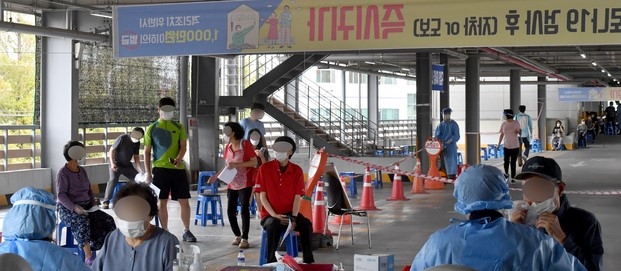 10일 오전 광주 북구보건소 코로나19 선별진료소에서 의료진이 진단 검사 대상자의 검체를 채취하기 앞서 문진하고 있다.