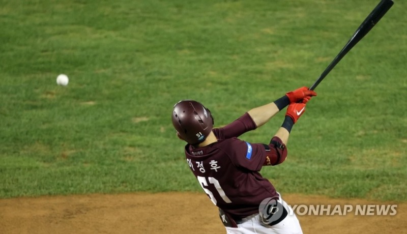 11일 서울 잠실야구장에서 열린 2020 KBO리그 프로야구 키움 히어로즈와 LG 트윈스의 경기. 2회초 2사 2, 3루 키움 이정후가 2타점 좌전 적시타를 치고 있다.