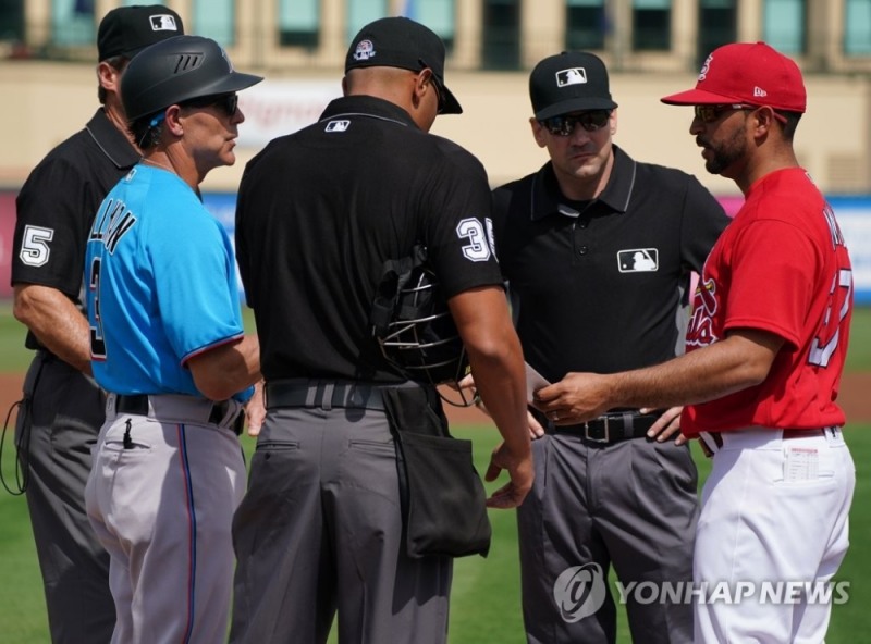 올 2월 미국 플로리다주 주피터 로저 딘 스타디움에서 열린 메이저리그 마이애미 말린스와 세인트루이스 카디널스의 시범경기. 마이애미 트레이 힐만 코치(왼쪽)와 세인트루이스 올리버 마몰 코치가 출전 명단을 교환하고 있다.