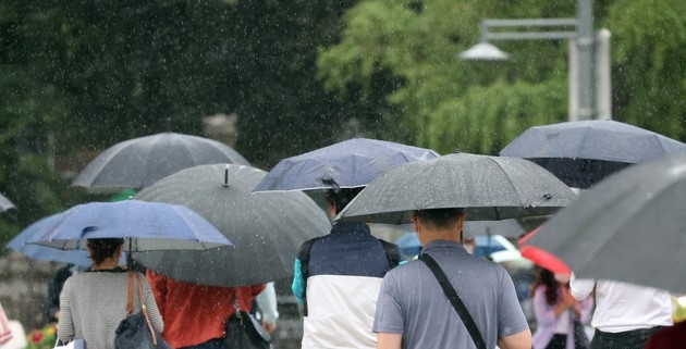 태풍 '하이선'의 영향으로 전국이 흐리고 비가 내린 지난 7일 서울 광화문 사거리에서 우산을 쓴 시민들이 출근하고 있다.