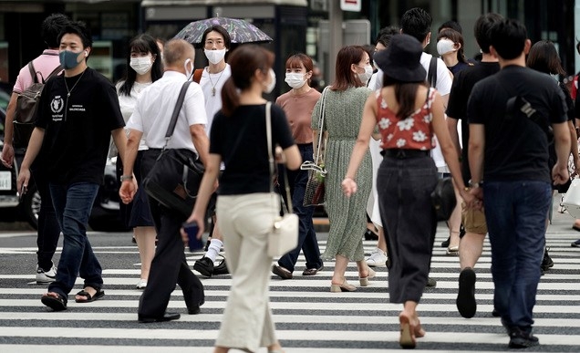 일본 수도 도쿄 쇼핑가에서 10일 시민들이 코로나19 예방을 위해 마스크를 착용한 채 바삐 움직이고 있다.