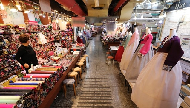 신종 코로나바이러스 감염증(코로나19) 재확산과 수도권 사회적 거리두기 2.5단계가 시행중인 10일 오후 서울 종로구 광장시장 내 한복매장이 썰렁한 모습을 보이고 있다.