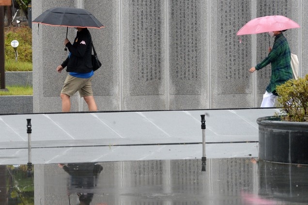 지난 7일 전북의 한 대학교에서 학생들이 우산으로 비를 피하며 교정을 지나고 있다.