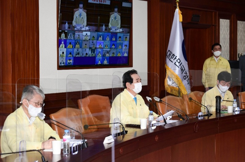 (사진=뉴시스) 정세균 국무총리가 13일 오후 서울 종로구 정부서울청사에셔 열린 코로나19 중앙재난안전대책본부 회의에서 모두발언을 하고 있다.