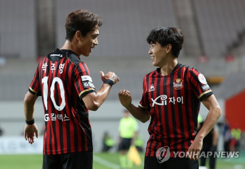 13일 오후 서울 마포구 성산동 서울월드컵경기장에서 열린 프로축구 K리그1 FC서울과 수원 삼성의 경기. FC서울 한승규가 골을 넣은 뒤 박주영과 함께 기뻐하고 있다.
