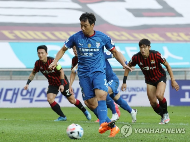 13일 오후 서울 마포구 성산동 서울월드컵경기장에서 열린 프로축구 K리그1 FC서울과 수원 삼성의 경기. 수원 삼성 염기훈이 페널티킥을 성공시키고 있다.