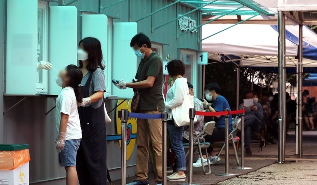 1일 서울 광진구 자양동 소재 혜민병원에서 직원 등 관련자 10명이 신종 코로나바이러스 감염증(코로나19) 확진 판정을 받았다. 2일 서울 광진구 보건소에 마련된 코로나19 선별진료소에서 검사가 진행되고 있다.