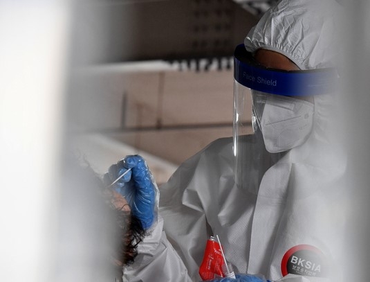 10일 오전 광주 북구보건소 코로나19 선별진료소에서 의료진이 진단 검사 대상자의 검체를 채취하고 있다.