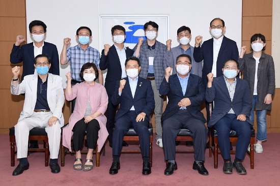 권오봉 여수시장이 지난 11일 오후 여수시청 상황실에서 여행업 관계자 11명과 사랑방 좌담회를 진행 후 기념 촬영하고 있다./사진=여수시