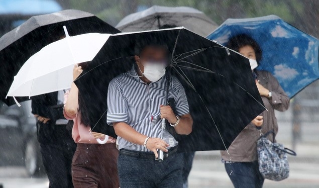 제9호 태풍 '마이삭'(Maysak)이 한반도에 상륙한 지난 3일 오전 서울 종로구 세종대로사거리에서 시민들이 강풍을 피해 출근길 발걸음을 옮기고 있다.