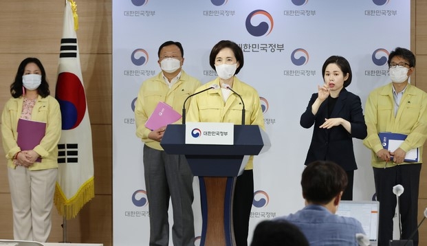 유은혜 사회부총리 겸 교육부 장관이 15일 서울 종로구 정부서울청사 합동브리핑실에서 시도교육감협의회 간담회 주요 협의 및 결정사항과 21일 이후 전국 학교 등교수업 방식에 관한 발표를 마친후 기자들의 질문에 답하고 있다.